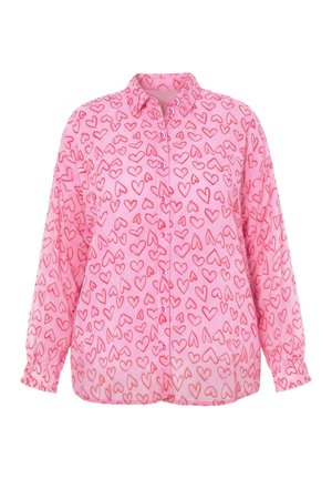 Rosa langärmlige Bluse zum Knöpfen mit Kragen, mit einem wiederholten Muster aus umrandeten roten Herzen und gesammelten Manschetten.