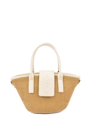 Bolso de paja trenzada color marrón con acentos y asas de cuero sintético blanco. Cuenta con una solapa frontal con logo embosado y costuras reforzadas.