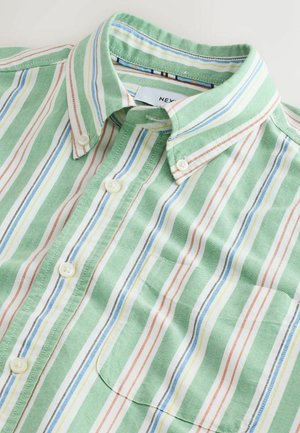 Hellgrünes Hemd mit Knöpfen, vertikalen Streifen in Blau, Gelb, Weiß und Rostfarben, mit einer Tasche und einem Button-Down-Kragen.