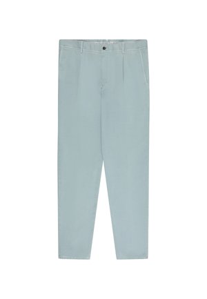 Hellblaue, gerade geschnittene Hose mit Knopf- und Reißverschluss, Gürtelschlaufen und seitlichen Taschen, flach auf weißem Hintergrund präsentiert.