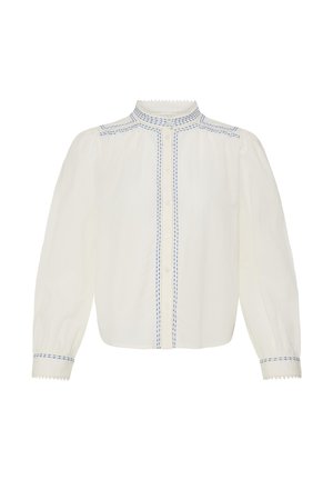 Witte blouse met lange mouwen, blauwe stikseldetails, knopen aan de voorkant, hoge hals en geplooide manchetten en schouders.