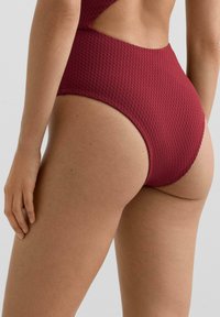 Bordo enodelna kopalke z teksturiranim vzorcem v obliki vafljev. Vrhunski izrezi za noge in izrez na hrbtni strani. Mehki, raztegljivi material.