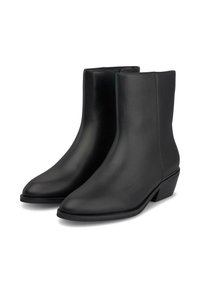 Botas de piel negras hasta el tobillo con un diseño elegante y con punta afilada y un tacón corto y apilado. Textura suave con detalles de costura mínimos.