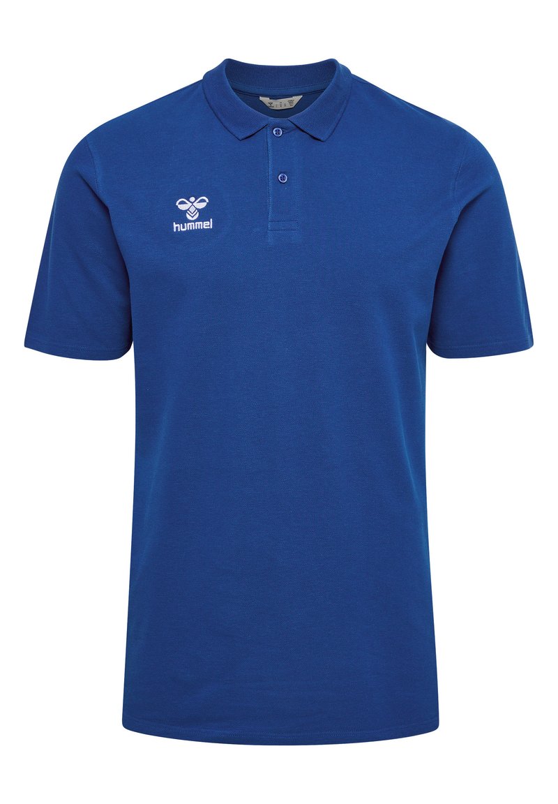 Polo bleu en coton ; dotée d'un col en tricot plat, d'une patte de boutonnage à trois boutons et d'un petit logo brodé sur la poitrine gauche.