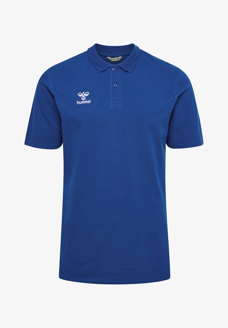 Polo bleu en coton ; dotée d'un col en tricot plat, d'une patte de boutonnage à trois boutons et d'un petit logo brodé sur la poitrine gauche.