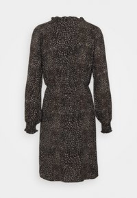 Vestido negro con mangas largas, escote con volantes y un patrón floral en tonos beige y topo. Ligeramente ceñido en la cintura.