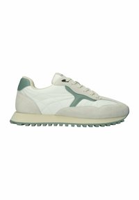 Sneakers met een witte bovenkant van textuurleer, grijze suede accenten en een mintgroene hak; rubberen buitenzool met geribbeld patroon.