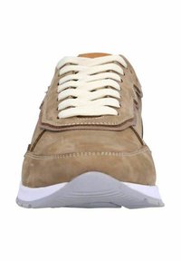 Bruine suède sneaker met witte veters, een ronde neus en een dikke witte rubberen zool. Bevat gestikte accenten en minimale branding.