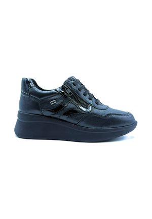 Scarpa sportiva nera realizzata in pelle liscia e materiali sintetici, con suola a zeppa, lacci e cerniera laterale per una facile calzata.