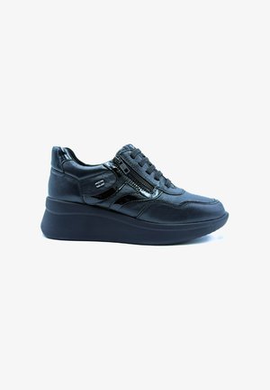 Scarpa sportiva nera realizzata in pelle liscia e materiali sintetici, con suola a zeppa, lacci e cerniera laterale per una facile calzata.