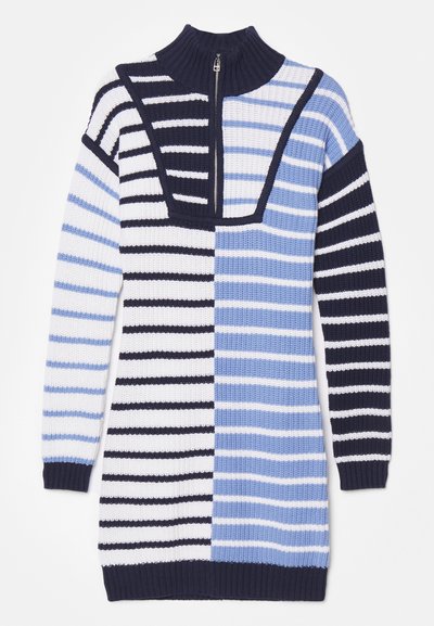 Suéter de punto con cuello alto, cierre de cremallera y rayas de diferentes tamaños en marino, blanco y azul claro; presenta un diseño asimétrico único.