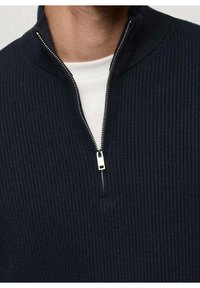 Maglione blu navy a coste con collo a mezza zip. Presenta una cerniera argentata e uno strato interno bianco, con tessuto testurizzato.