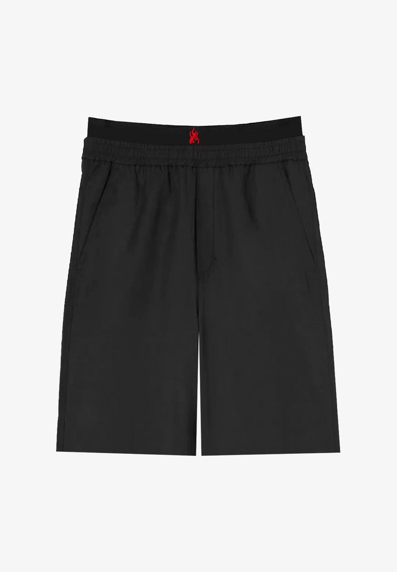 Pantaloni corti neri in tessuto leggero, con vita elastica e logo a fiamma rossa, tasche laterali e vestibilità comoda.