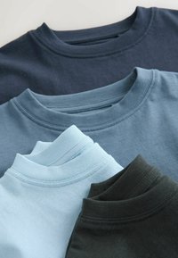 Cuatro camisetas de cuello redondo en diferentes tonos: azul marino oscuro, verde azulado, azul claro y verde oscuro. Tejido de algodón suave con cuellos acanalados.