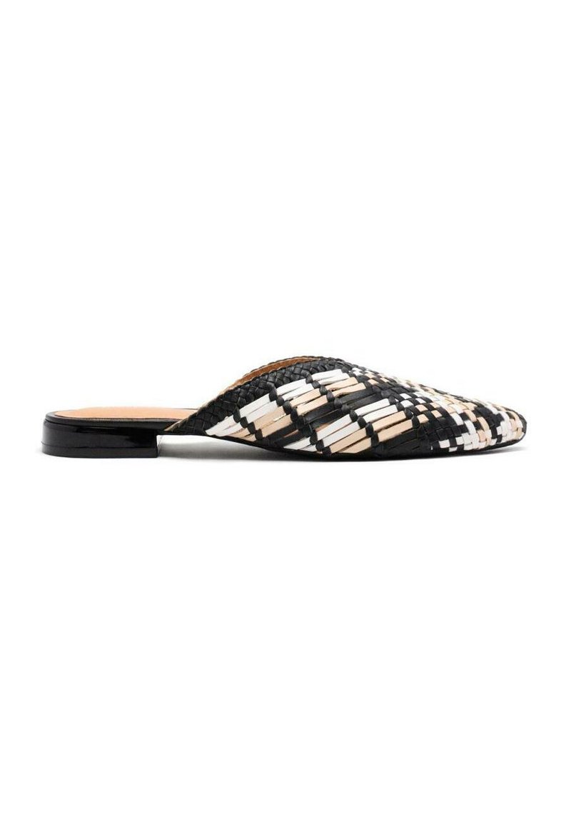 Mules tissés en noir, blanc et beige, présentant un bout rond, une semelle plate et un motif géométrique. Intérieur en cuir lisse.