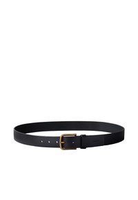 Cinturón de cuero negro con textura, hebilla rectangular dorada y cinco agujeros de ajuste, colocado plano sobre un fondo blanco.