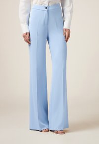 Lichtblauwe, high-waisted, wijde broek met een gladde textuur, voorzien van een enkele knoopsluiting en zakken aan de voorkant.