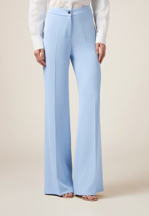 Lichtblauwe, high-waisted, wijde broek met een gladde textuur, voorzien van een enkele knoopsluiting en zakken aan de voorkant.