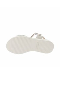 Sola di sandalo bianca con scanalature testurizzate, design leggero, cinturino regolabile e dettagli in metallo. Materiale in gomma resistente.