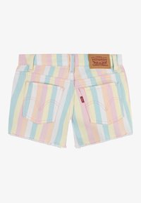 Pastelstribede denimshorts med frynset kant, to baglommer og en brun Levi's-label på taljen.