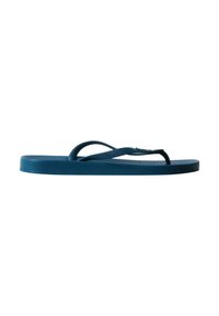Une tong en caoutchouc bleu marine unique avec une semelle texturée et une bride en forme de Y sur fond blanc.