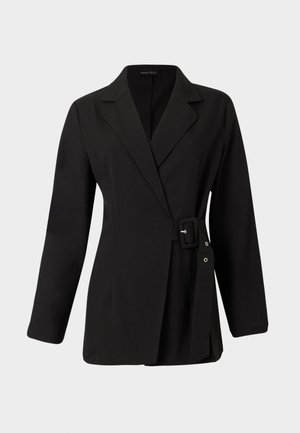 Μαύρο μονοκουμπωτό σακάκι με μακριά μανίκια, γιακά με εγκοπή και πλαϊνή ζώνη με ορθογώνια αγκράφα.