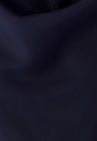 Tamnoplavi materijal s glatkom, pomalo teksturiranom površinom. Jednolična boja s blagim sjajem, pogodna za razne primjene.