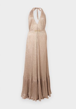 Abito senza maniche, lungo fino a terra di colore champagne, con scollo a V profondo, gonna plissettata e sottile cintura con fibbia dorata in vita.