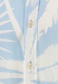 Chemise à manches courtes avec un motif de feuilles de palmier bleu clair sur fond blanc. Présente une finition à boutons avec un col classique et une texture lisse.
