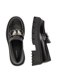 Juodi odiniai loaferiai su blizgiu paviršiumi, sidabrinė grandinėlė, masyvus raižytas pado dizainas ir subtili siuvimo detalė palei kraštą.