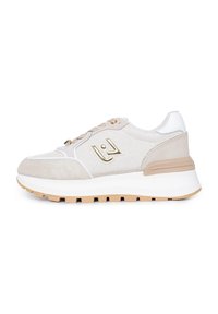 Sportowe sneakersy w beżowym i białym kolorze, z teksturowanym siateczkowym wykończeniem, zamszowymi akcentami, złotymi detalami oraz grubą, wyściełaną podeszwą o wzorzystym bieżniku.