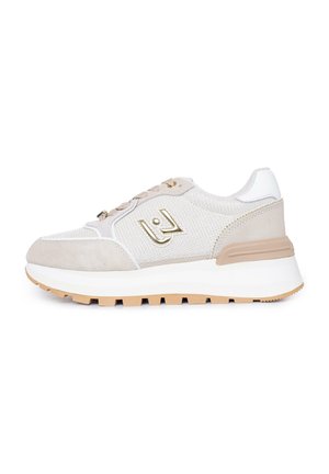 Sportowe sneakersy w beżowym i białym kolorze, z teksturowanym siateczkowym wykończeniem, zamszowymi akcentami, złotymi detalami oraz grubą, wyściełaną podeszwą o wzorzystym bieżniku.