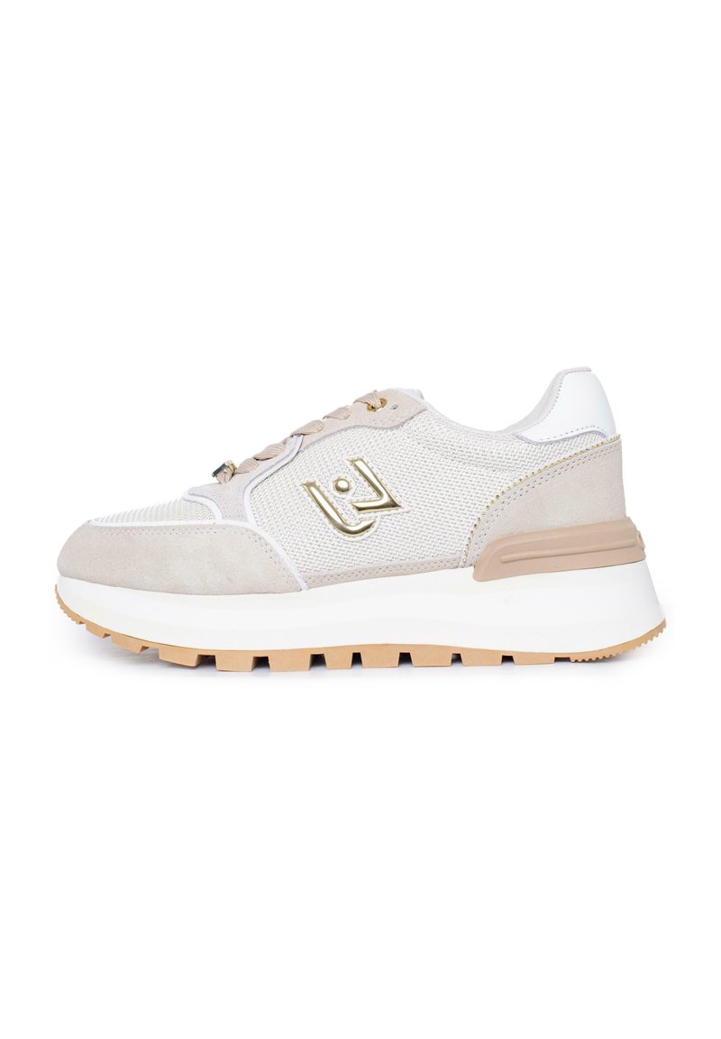 Sportowe sneakersy w beżowym i białym kolorze, z teksturowanym siateczkowym wykończeniem, zamszowymi akcentami, złotymi detalami oraz grubą, wyściełaną podeszwą o wzorzystym bieżniku.