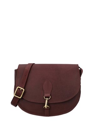 Bruine leren crossbodytas met gebogen klep, gespsluiting in goudkleur en verstelbare schouderriem.