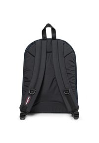 Mochila negra con correas de hombro acolchadas y un asa superior. Fabricada con un material duradero, presenta correas ajustables y un acento de logotipo.