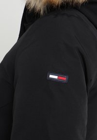 Tommy Jeans Abrigo de plumas - black