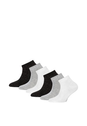 Sechs knöchellange Socken in Schwarz, Grau und Weiß, abwechselnd in Farben auf weißem Hintergrund angeordnet.