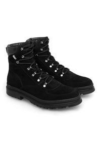 Stivali da trekking neri in suede con colletto imbottito, occhielli in metallo argentato e suole in gomma nera per la trazione. I lacci sono regolabili.