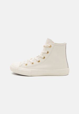 Sneaker alb cu glezna înaltă, fabricat din material neted, cu ochiuri aurii, vârf rotund, talpă din cauciuc texturat și șireturi plate.