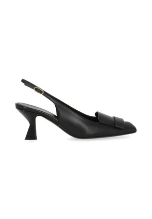 Scarpa slingback in pelle nera con punta appuntita, tacco basso svasato e cinturino decorativo sulla parte anteriore.
