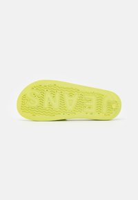 Tommy Jeans FLAG POOL - Pool slides - light citrus