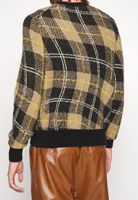 J.LINDEBERG Stickad tröja - brown