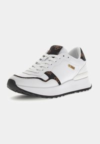 Sneaker bianca con accenti neri e un design texturizzato. Presenta una chiusura con lacci, una linguetta imbottita e una suola spessa per il supporto.