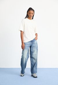 New Balance LINEAR HERITAGE TEE - Trükipildiga T-särk - sea salt