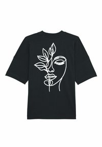 Must värvi ülerõivas, millel on seljal valge pidev joonjoonistus näost, mis on seotud lehtedega.