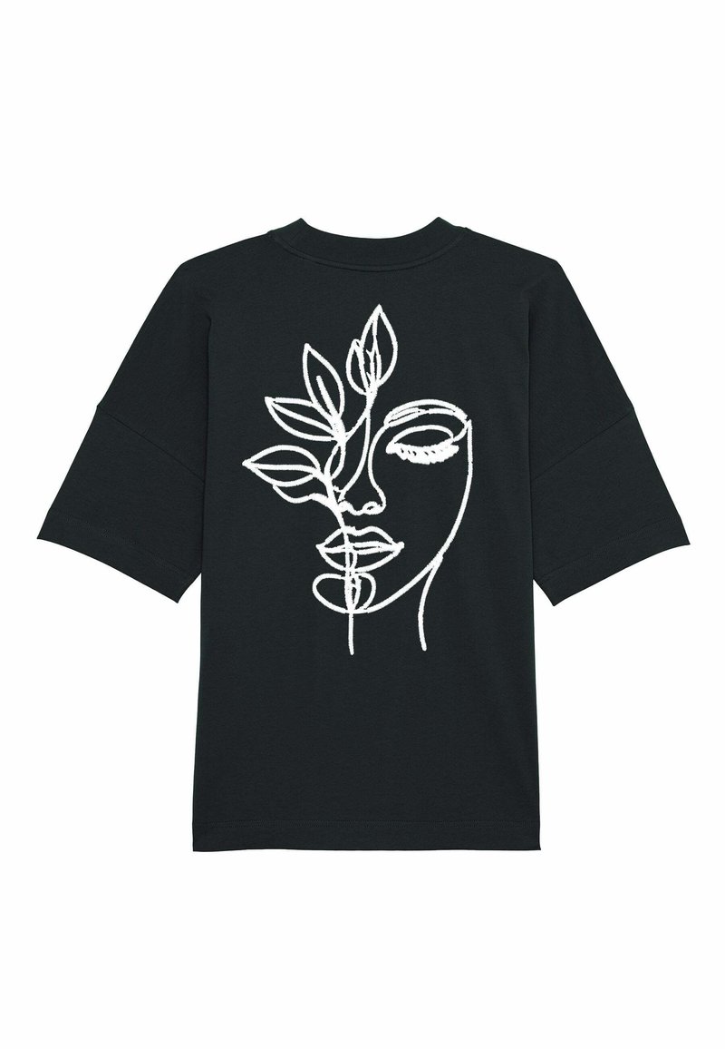 Must värvi ülerõivas, millel on seljal valge pidev joonjoonistus näost, mis on seotud lehtedega.