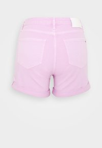 Pantalones cortos de mezclilla rosa claro con dobladillo enrollado, que presentan dos bolsillos traseros y una cinturilla limpia con una etiqueta.