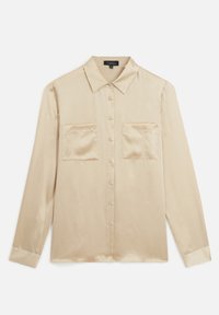 Beige Satinhemd mit langen Ärmeln, spitzem Kragen, zwei vorderen Taschen und Knopfleiste. Glatte Textur und taillierte Passform.