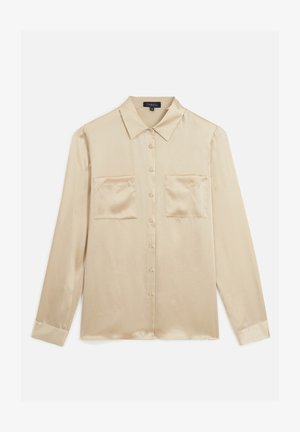 Beige Satinhemd mit langen Ärmeln, spitzem Kragen, zwei vorderen Taschen und Knopfleiste. Glatte Textur und taillierte Passform.