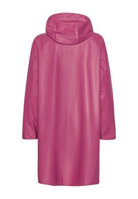 Długi, solidny różowy płaszcz przeciwdeszczowy z kapturem, długimi rękawami i gładką, wodoodporną tkaniną, widziany od tyłu na białym tle.